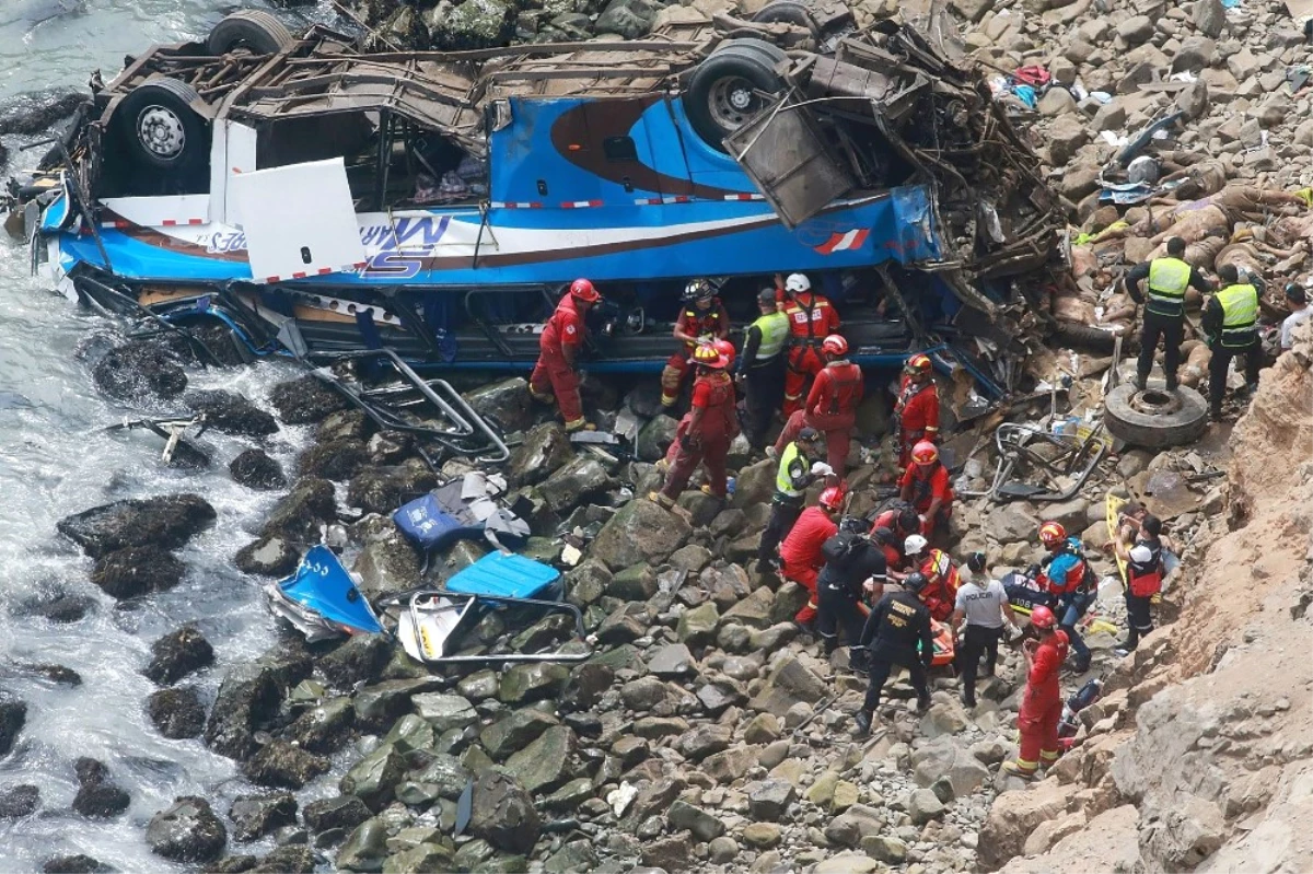 Peru\'da Otobüs Uçuruma Devrildi : En Az 48 Ölü