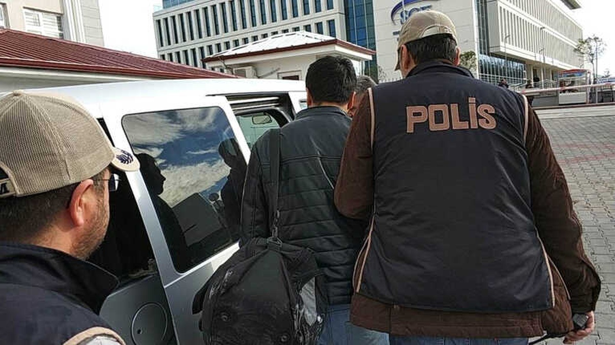 Saklandığı Çatıda Yakalanan Fetö Zanlısı Öğretmen Tutuklandı