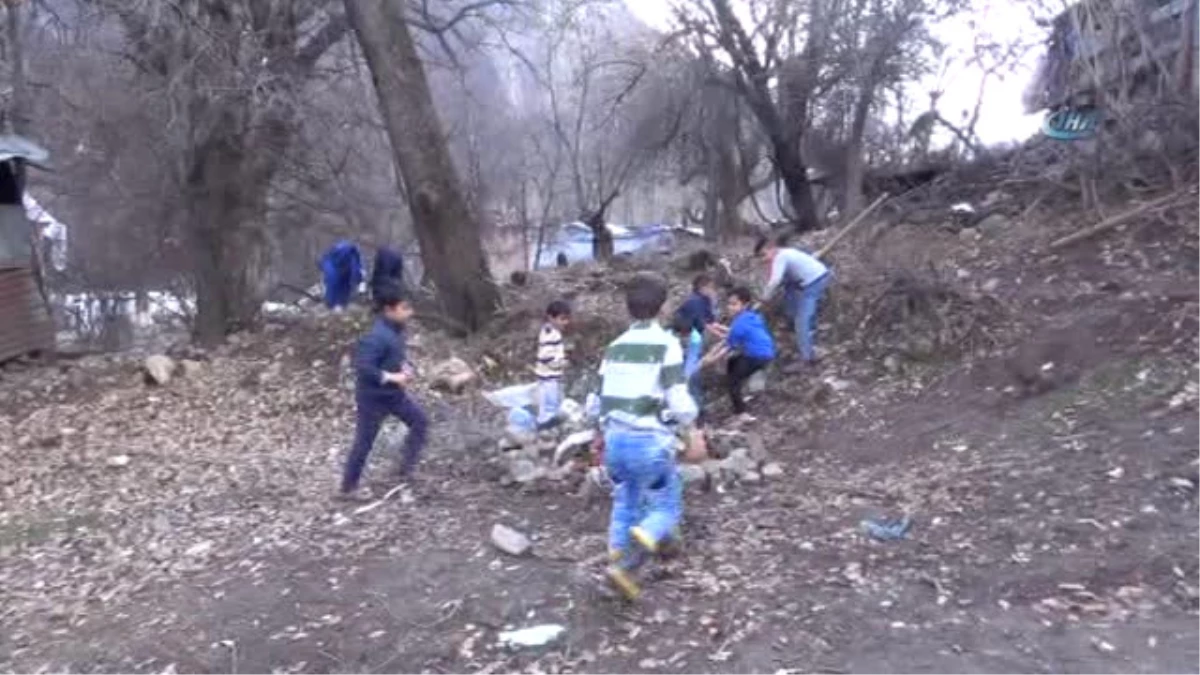 Sınır Çocuklarının Bayrak Sevgisi...beytüşşebaplı Çocuklar, Yerde Buldukları Bayrağı Köy Meydanına...