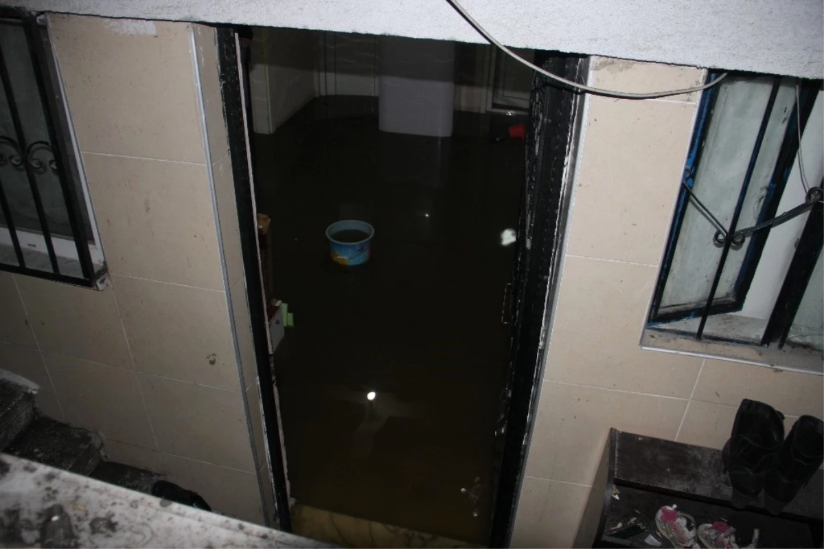 Sultangazi\'de Tıkanan Rögar Sebebiyle 4 Evi Yağmur Suları Bastı