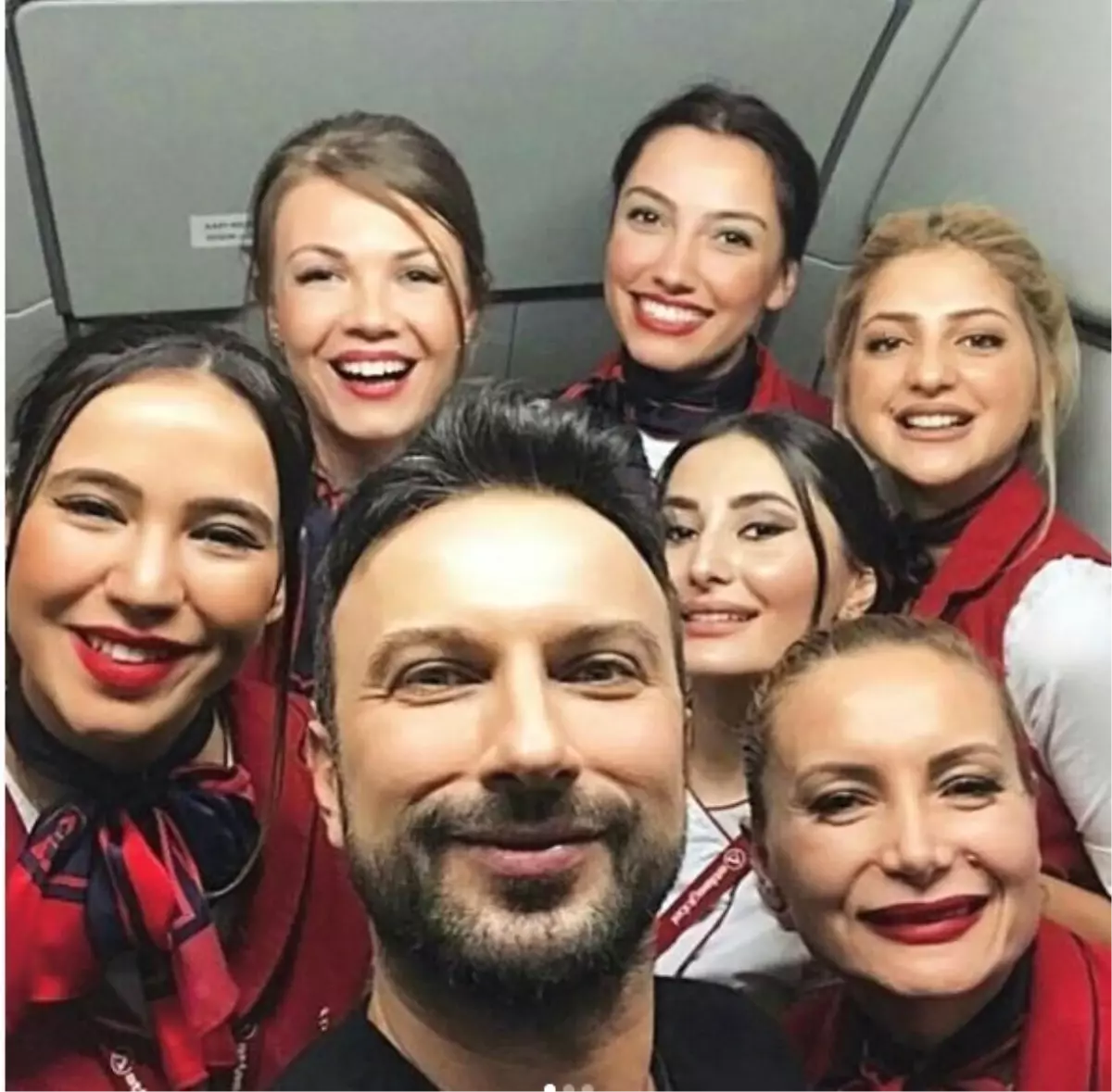 Tarkan\'a Uçakta Yolculardan ve Hosteslerden Yoğun İlgi