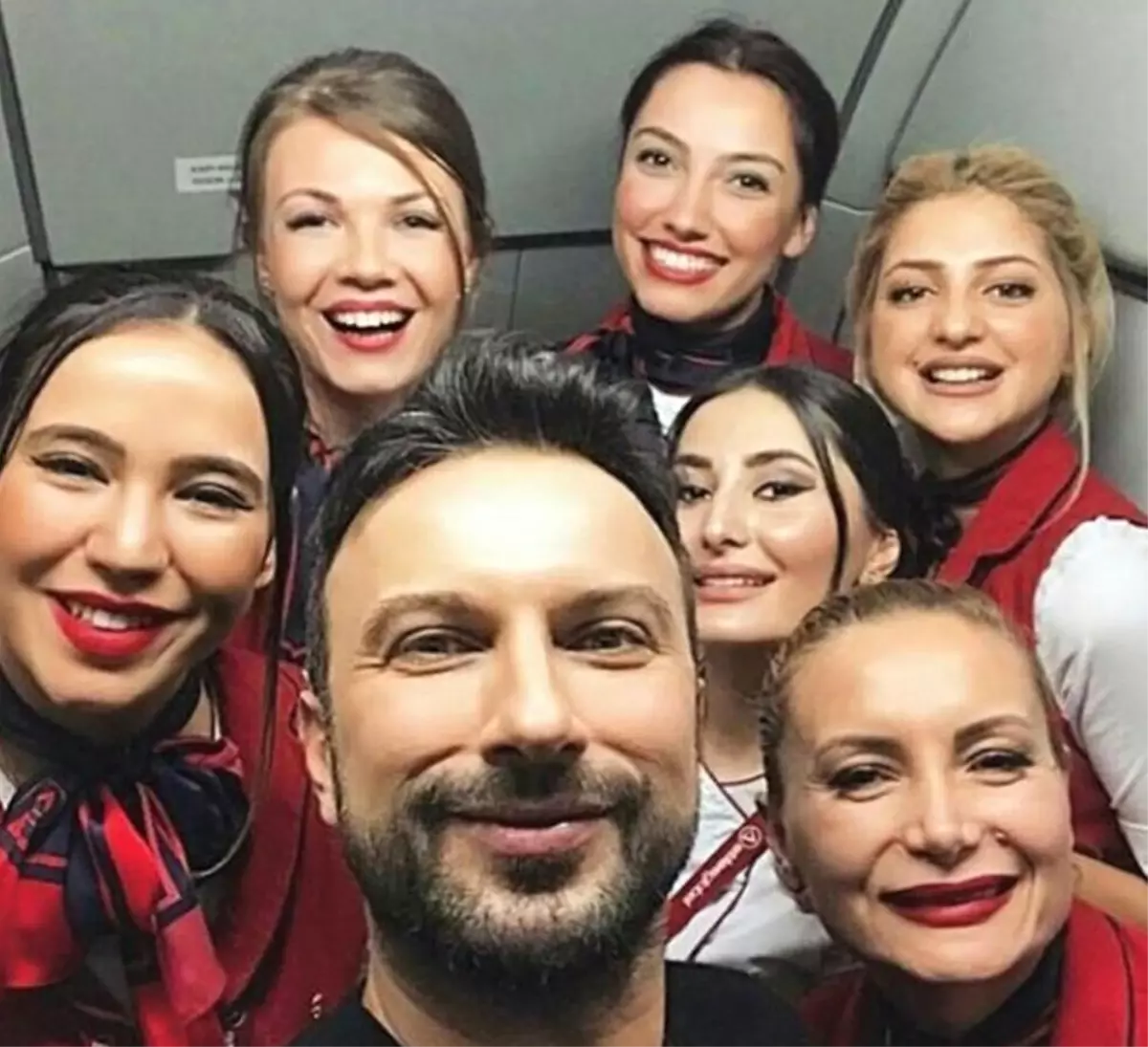 Tarkan\'a Uçakta Yolculardan ve Hosteslerden Yoğun İlgi