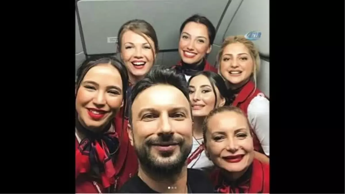 Tarkan\'a Uçakta Yolculardan ve Hosteslerden Yoğun İlgi