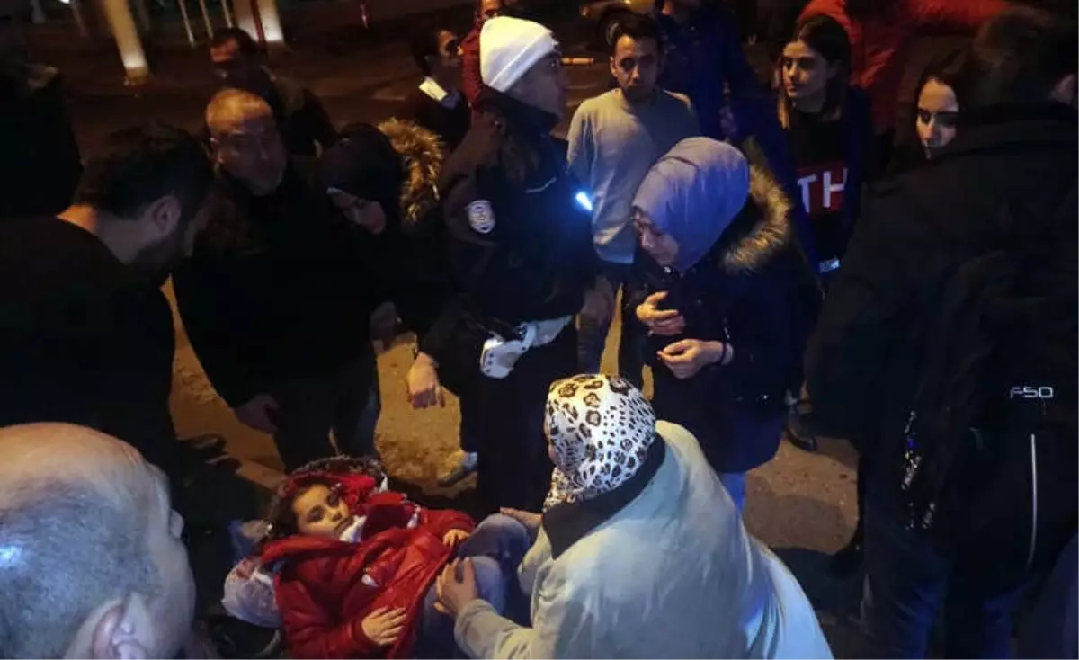 Yaralı Kızını Eve Götürmeye Çalışan Anneye Polis ve Vatandaşlar Engel Oldu