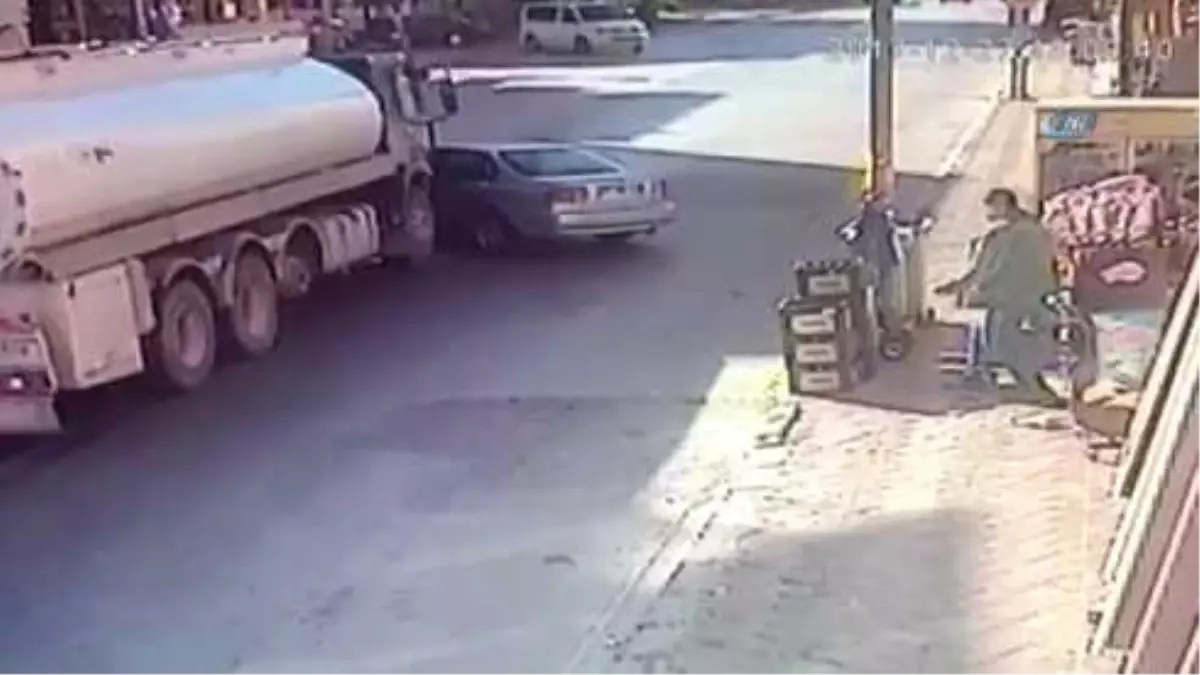 Yola Dikkatsiz Çıkan Otomobile, Tanker Böyle Çarptı