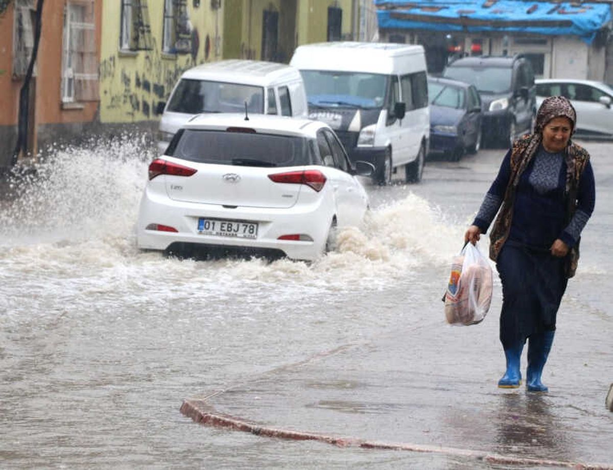 Adana\'da Yağmur Su Baskınlarına Neden Oldu