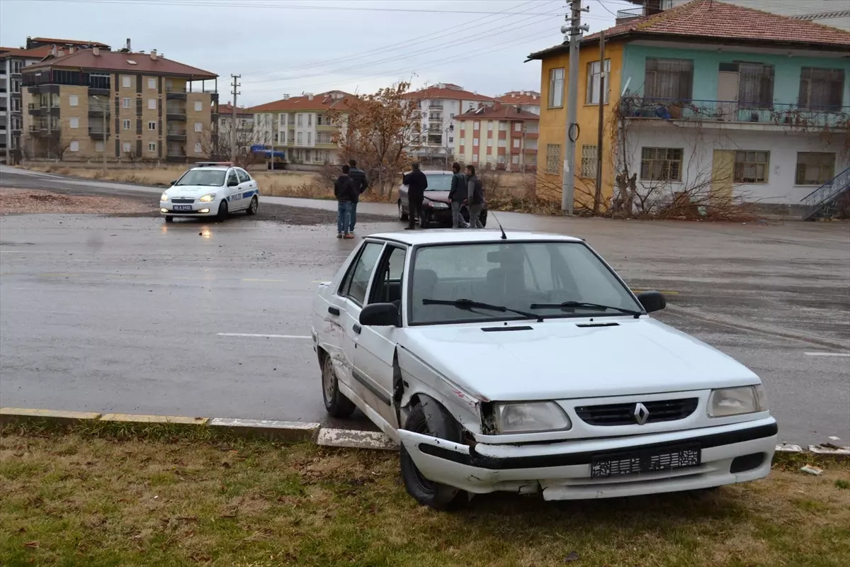 Aksaray\'da Trafik Kazası: 3 Yaralı