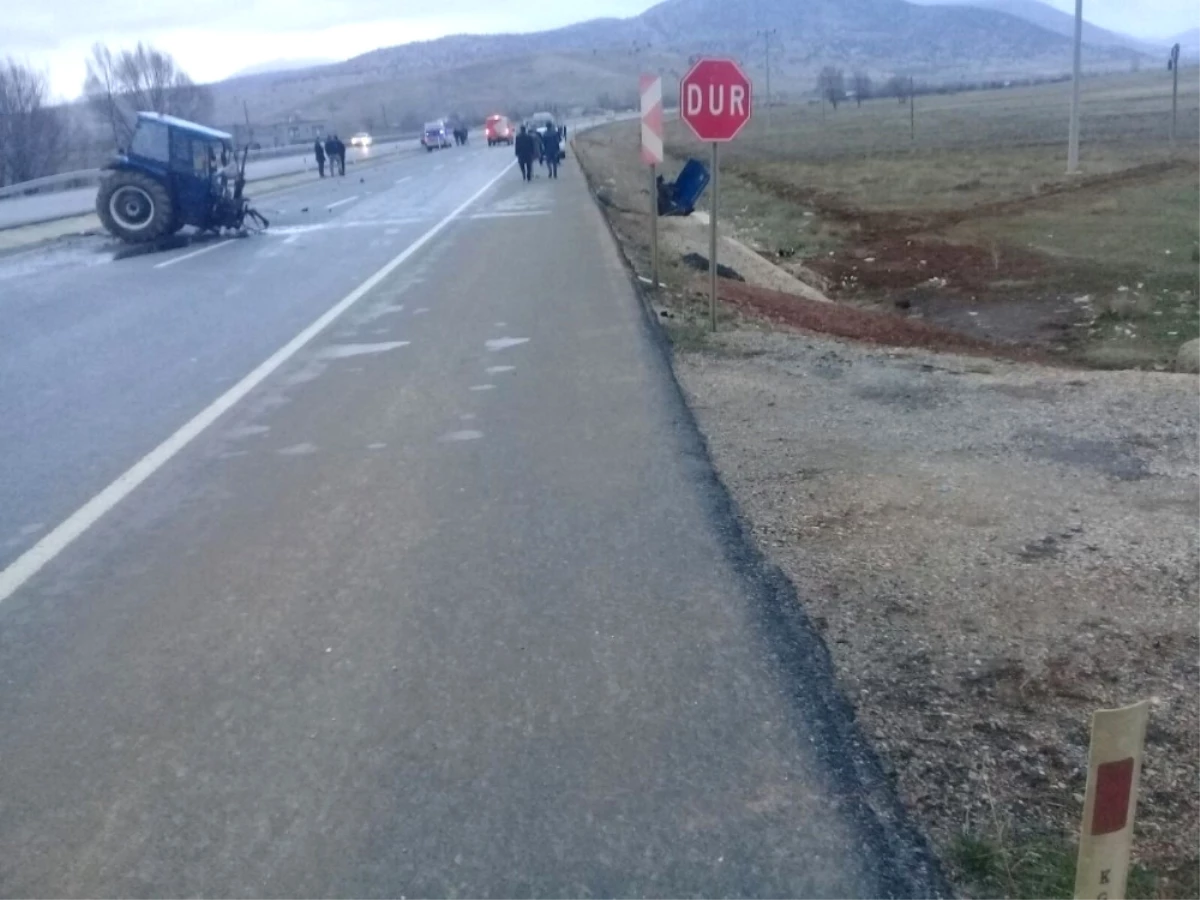 Ambulansa Çarpan Traktör İkiye Bölündü: 1 Yaralı