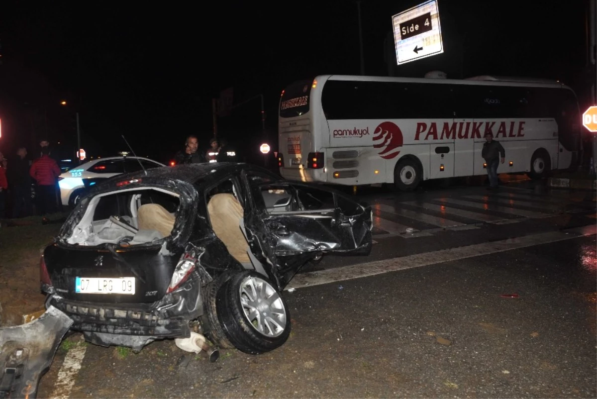 Antalya\'da Yolcu Otobüsü ile Otomobil Çarpıştı: 1 Ölü, 2 Yaralı