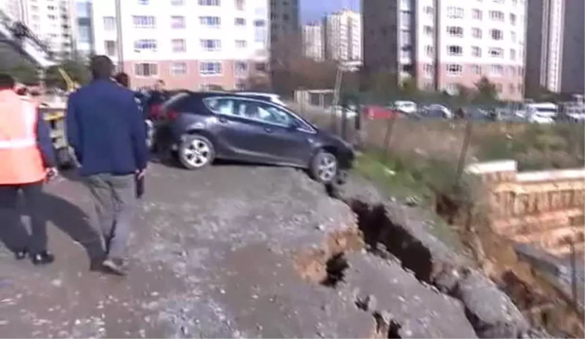 Ataşehir\'de Otopark İnşaatında Çökme