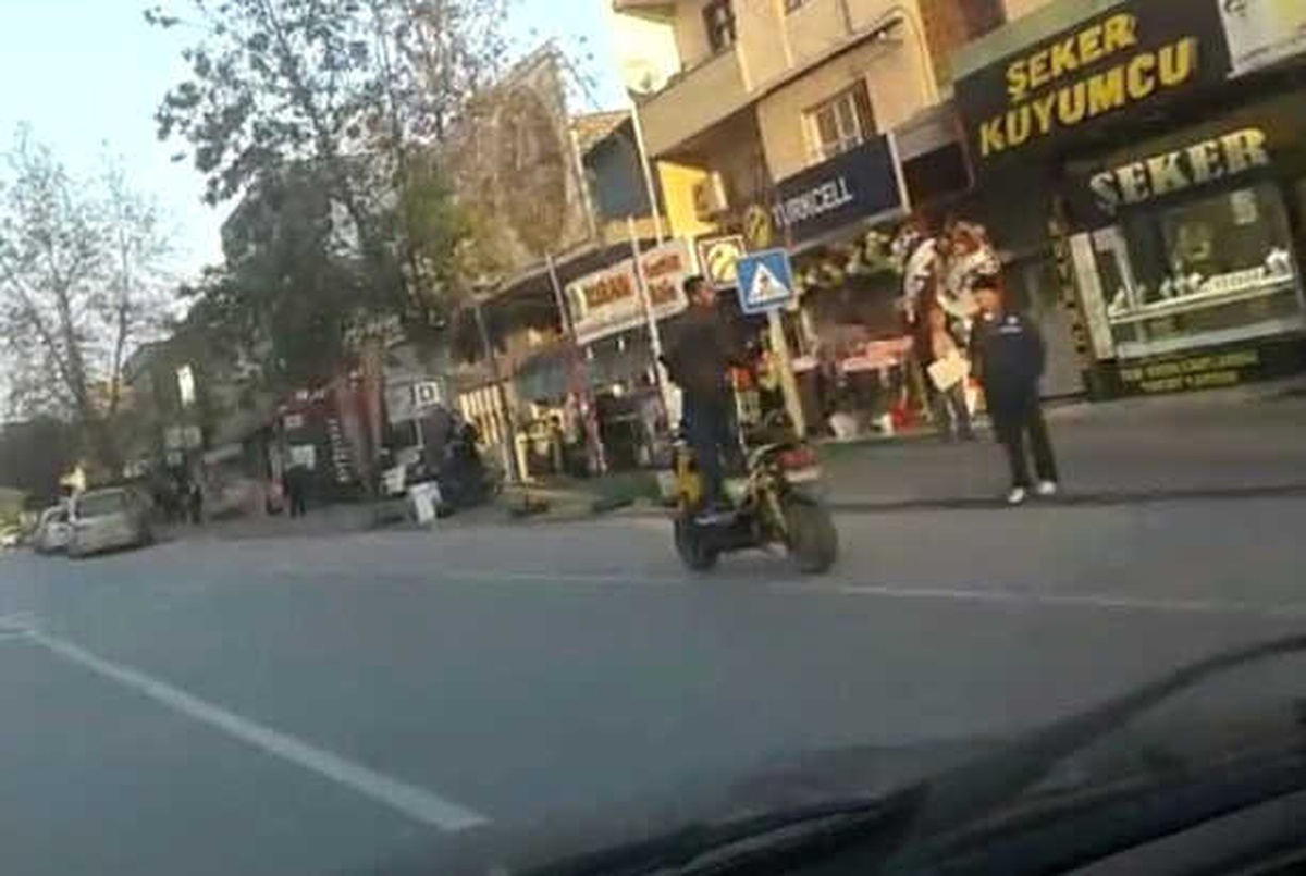 Ayağa Kalkarak Motosiklet Sürüp Telefonla Konuştu