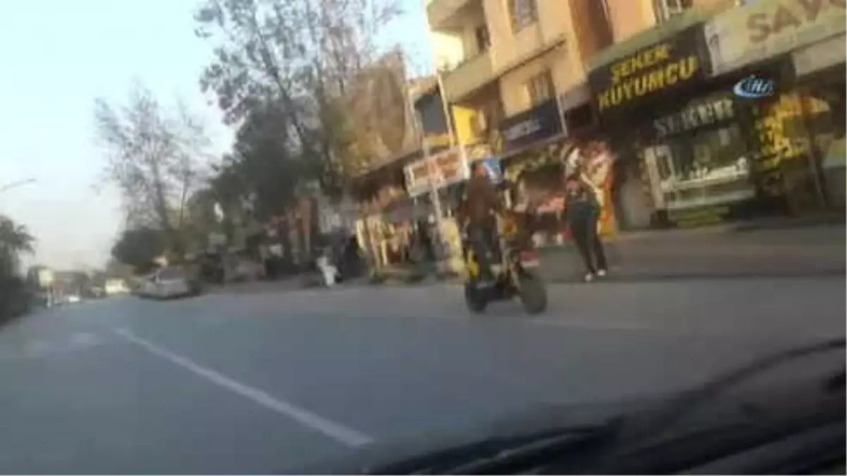 Ayakta Motosiklet Sürüp Telefonla Konuştu...çılgın Sürücü Kamerada