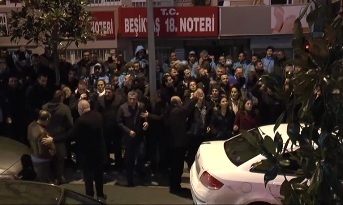 CHP\'liler Beşiktaş Belediyesi Önünde Toplanmaya Başladı