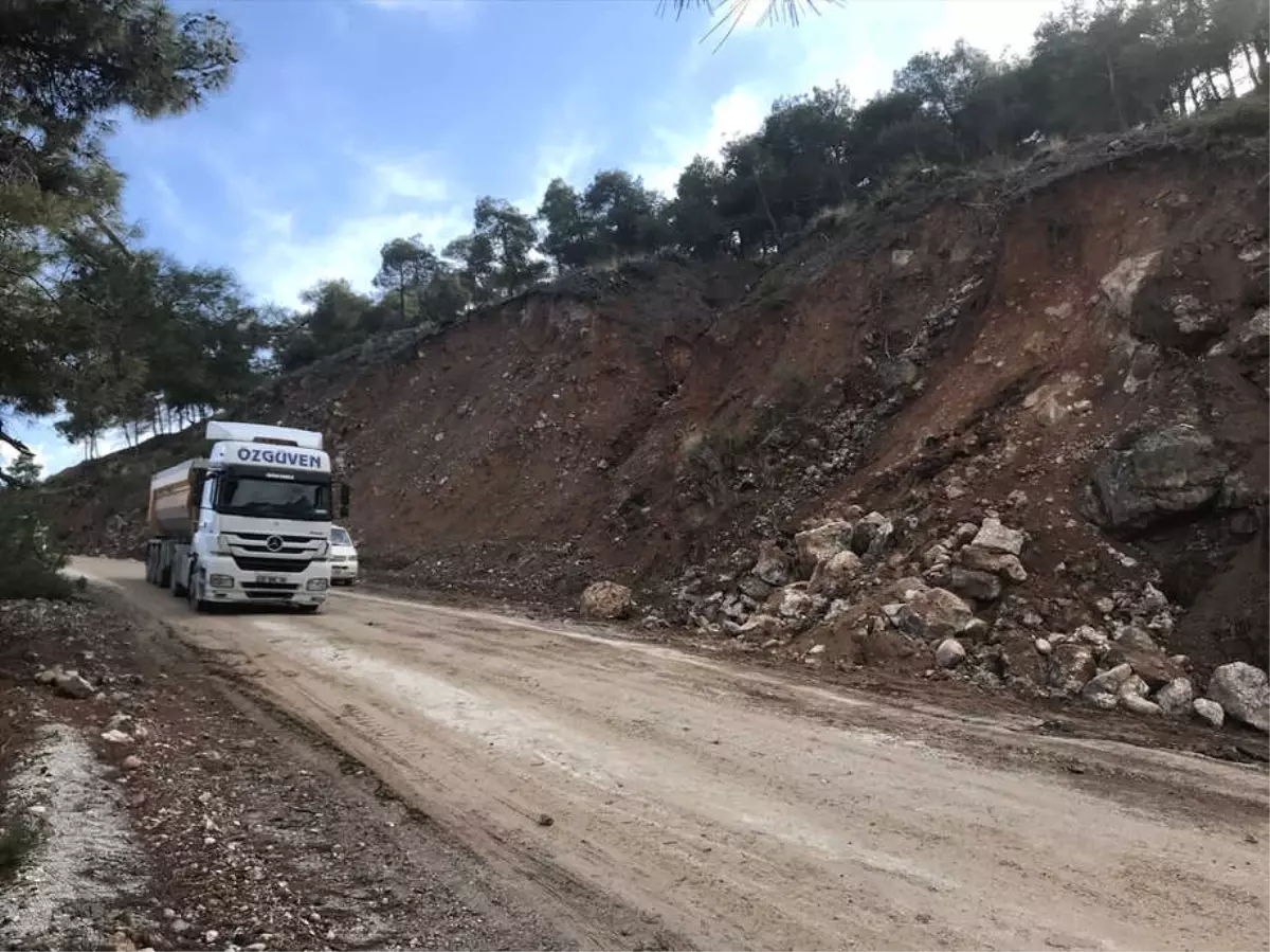 Denizli\'de Heyelan Nedeniyle Kapanan Yol Açıldı