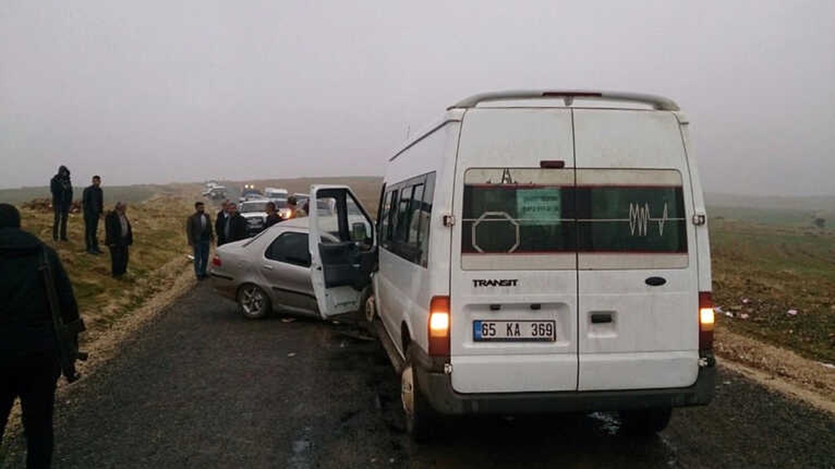 Diyarbakır\'da Öğrenci Servisi ile Otomobil Çarpıştı: 16 Yaralı