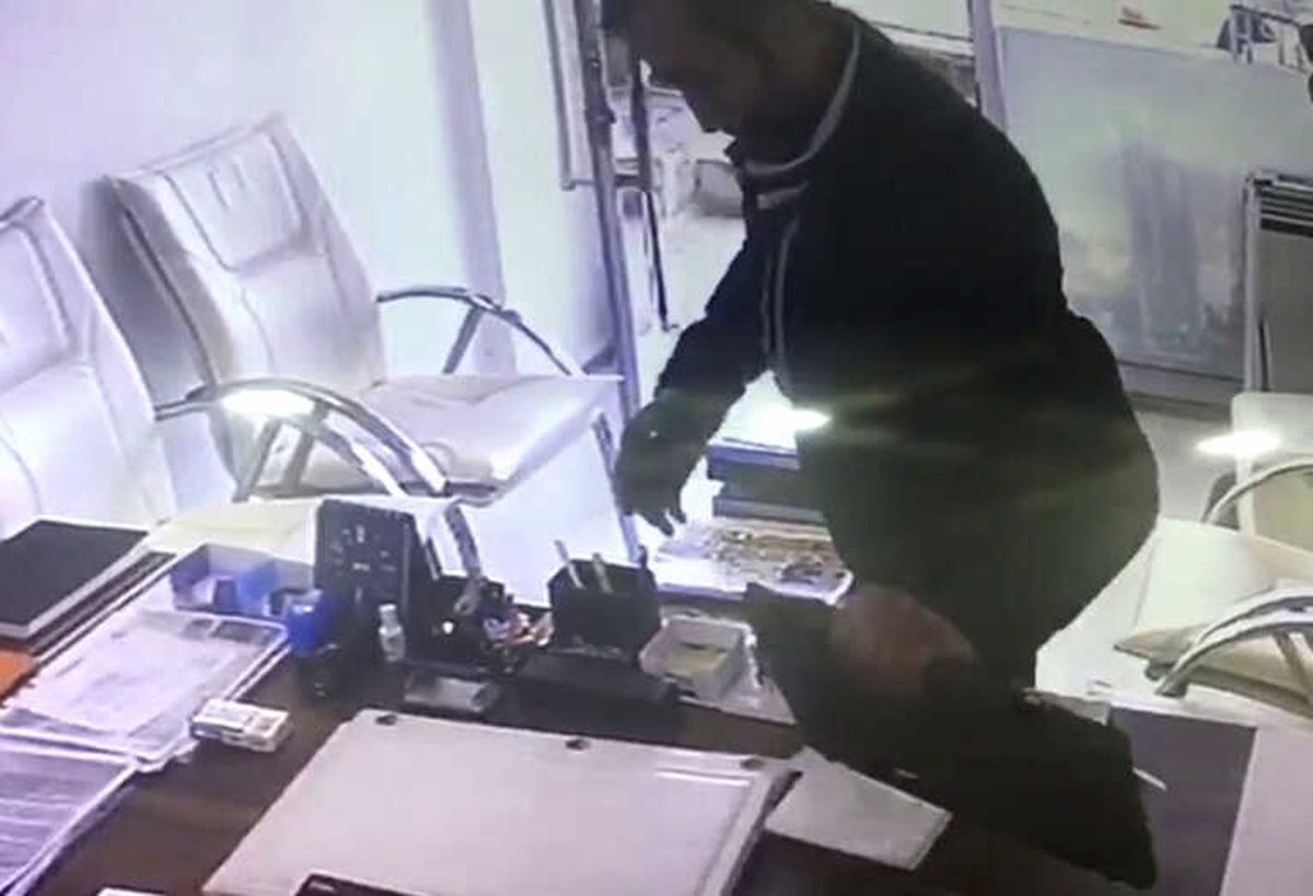 Emlak Ofisinde Laptop Hırsızlığı Kamerada
