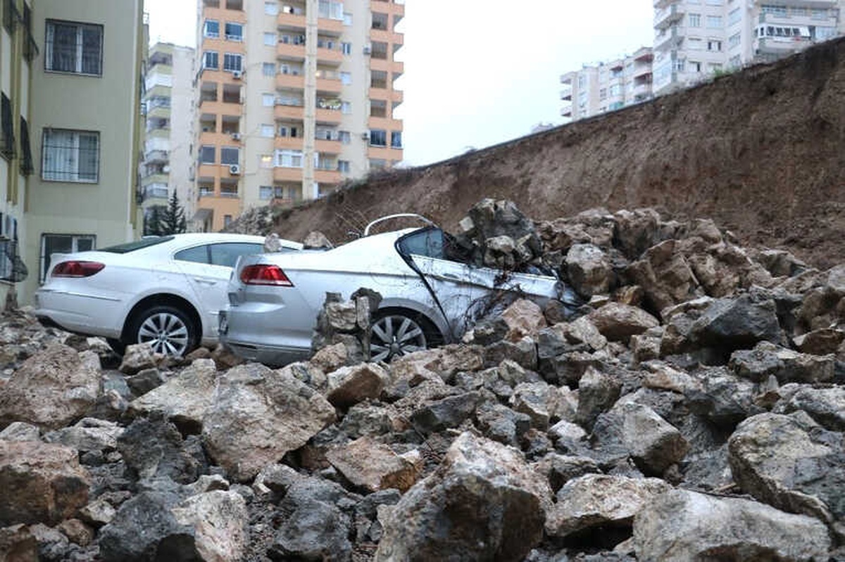 Göçük Altında Kalmaktan Son Anda Kurtuldu