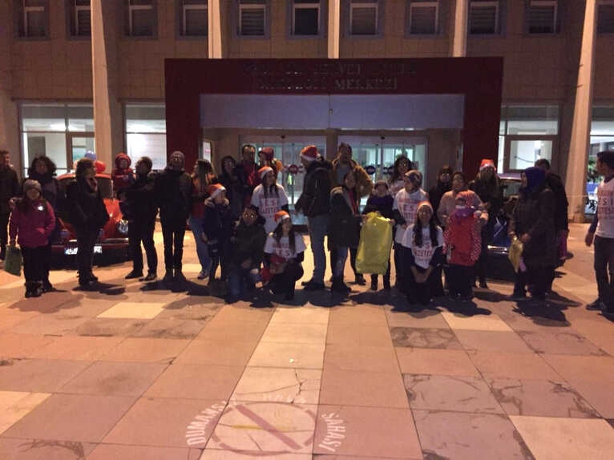 Hastanede Yatan Çocukları Yeni Yılda Yalnız Bırakmadılar
