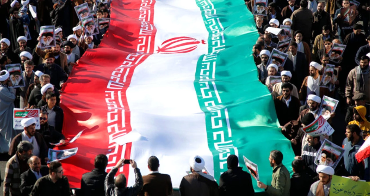 İran\'da Milyonlarca Molla Sokağa İndi! Devrime Bağlılık Yürüyüşünde, 3 Ülkeye Lanet Yağdı