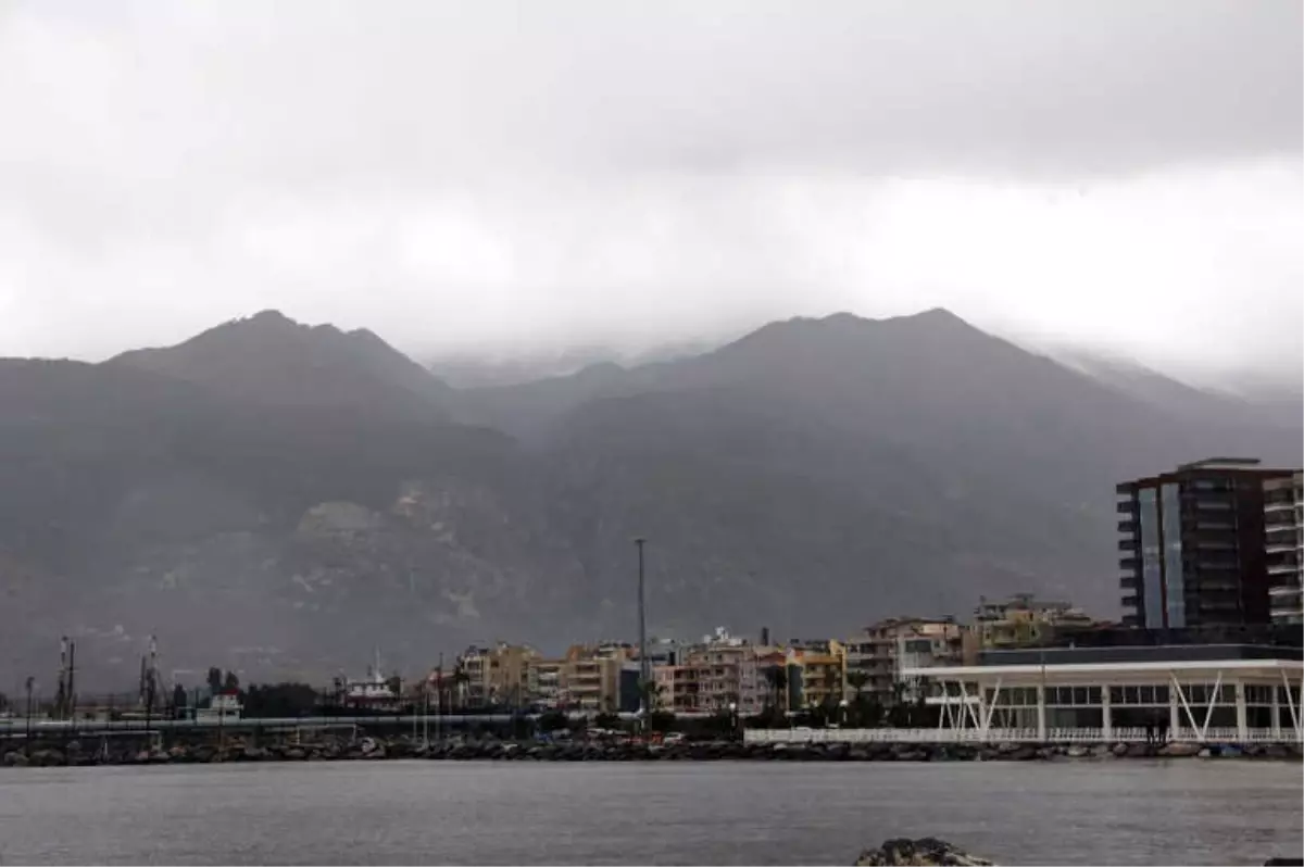 İskenderun\'a Yılın İlk Karı Düştü