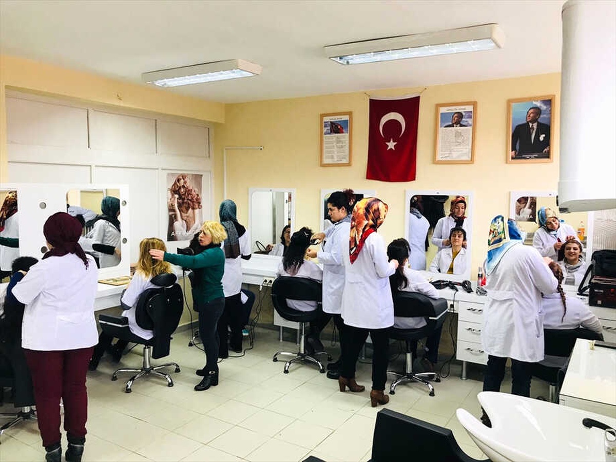 Kamek\'ten Afşinli Kadınlara Kuaförlük Kursu
