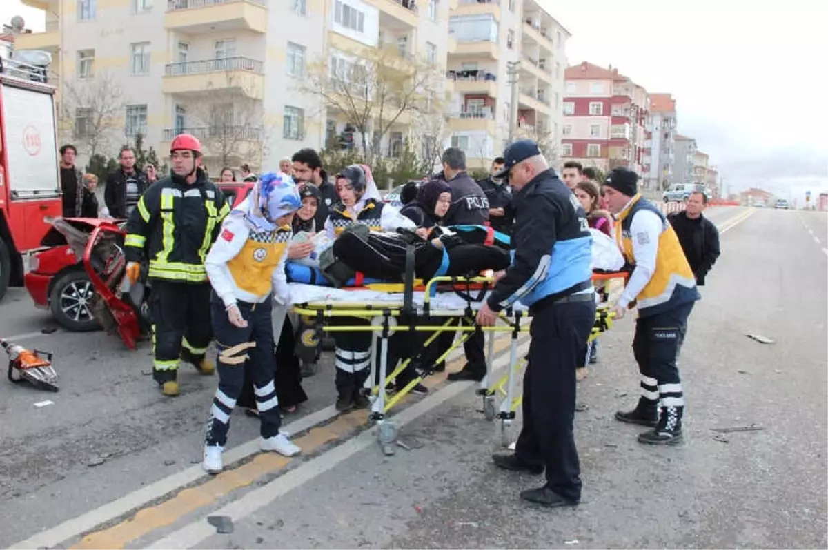 Kaza Yapan Kızının Başından Ayrılmadı