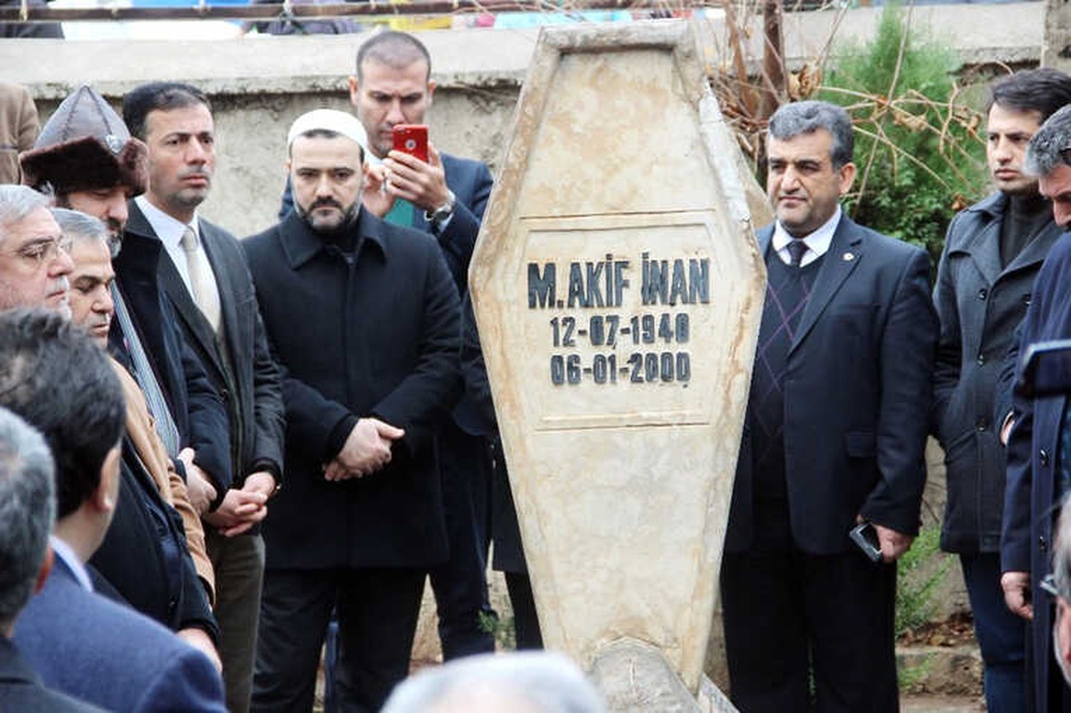 Memur-Sen\'in Kurucusu Mehmet Akif İnan Mezarı Başında Anıldı