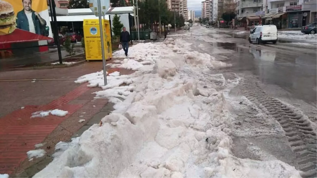 Mersin Kent Merkezine Yağan Dolu, Kar Görüntüsü Oluşturdu