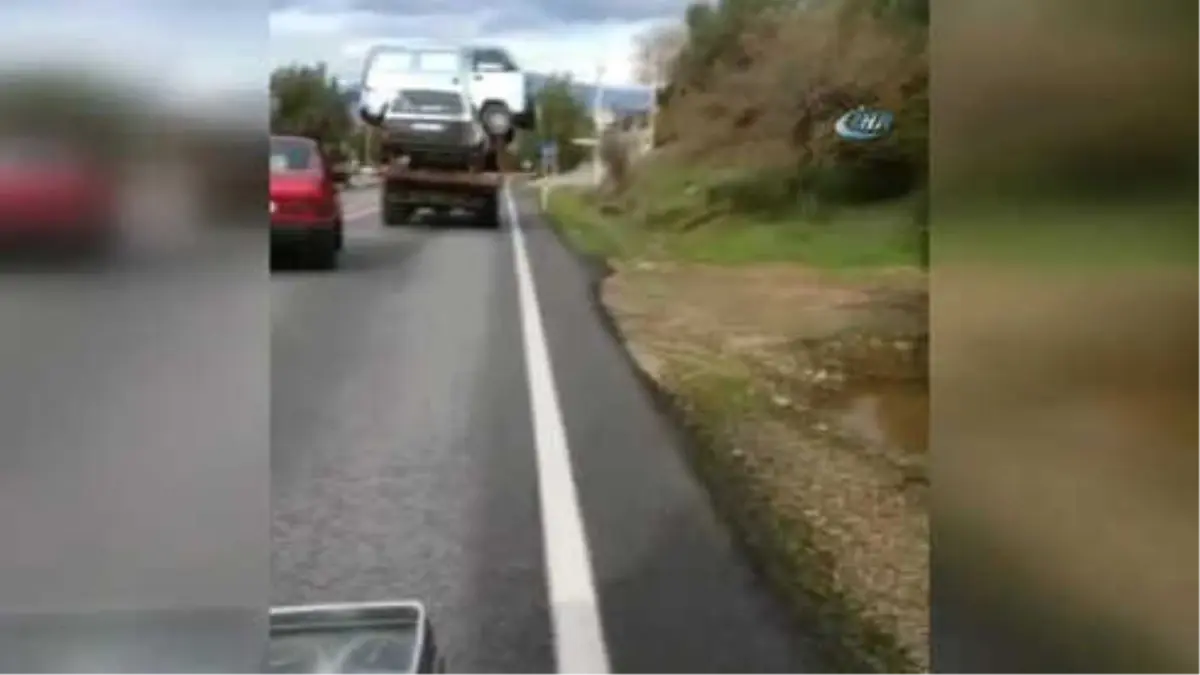 Minibüs ve Otomobili Yüklenen Kamyonetin Tehlikeli Yolculuğu Kamerada