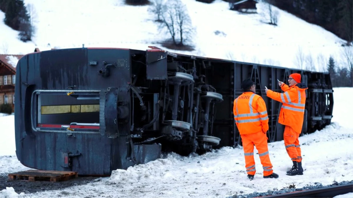 Ölümcül Fırtınalar Avrupa\'da Üç Can Aldı, Trenin Raylardan Çıkmasına Neden Oldu