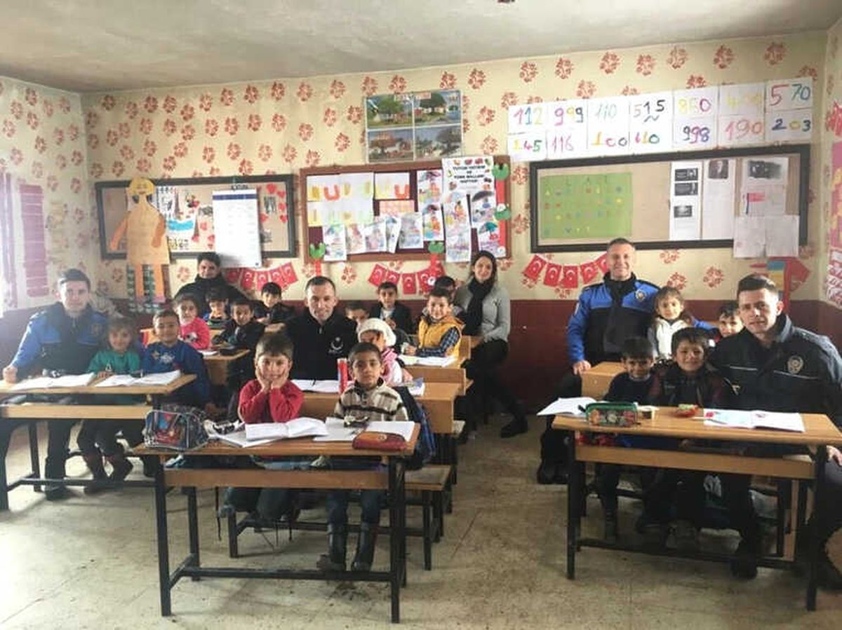 Polis Ekipleri, Yüksekovalı Çocukları Sevindirdi
