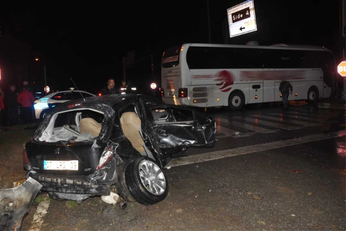 Yolcu Otobüsü Otomobille Çarpıştı: 1 Ölü, 2 Yaralı
