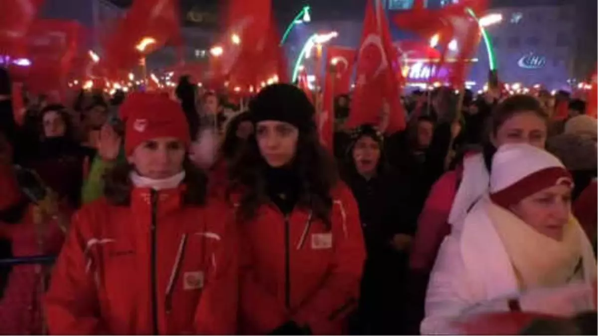 10 Bin Kişi Meşalelerle Yürüyerek Sarıkamış Şehitlerini Andı