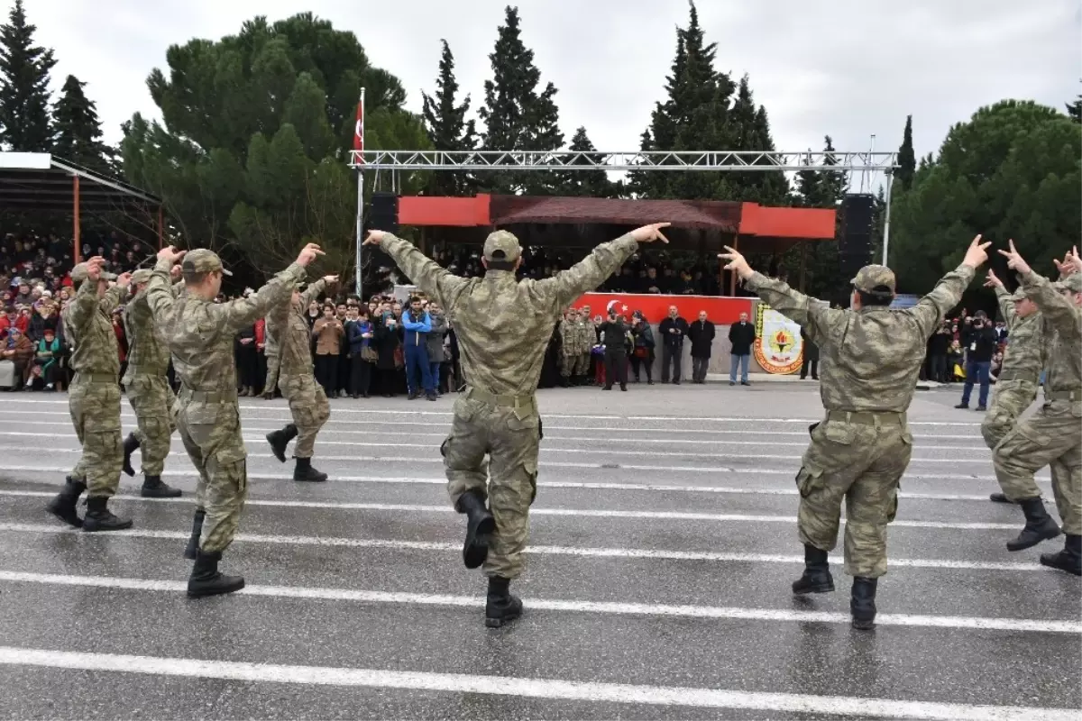 Acemi Askerlerden Kışlada Harmandalı Performansı