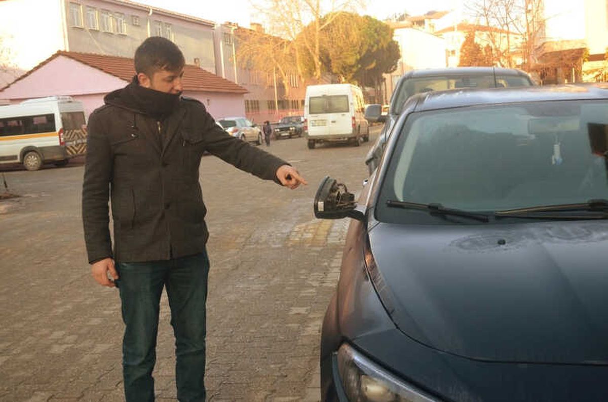 Araçların Dikiz Aynalarını Kırdılar
