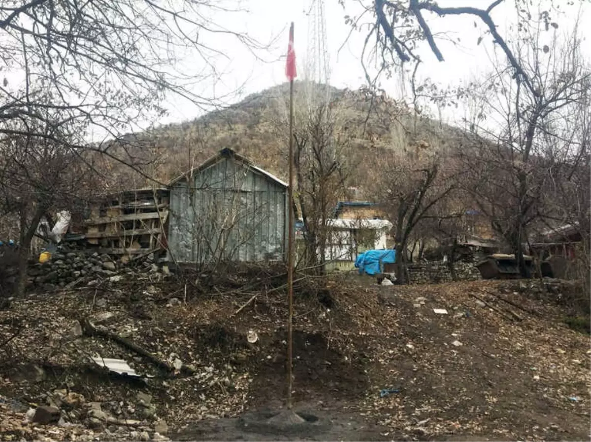 Çocukların Bulduğu Bayrak Köy Meydanında Dalgalanacak