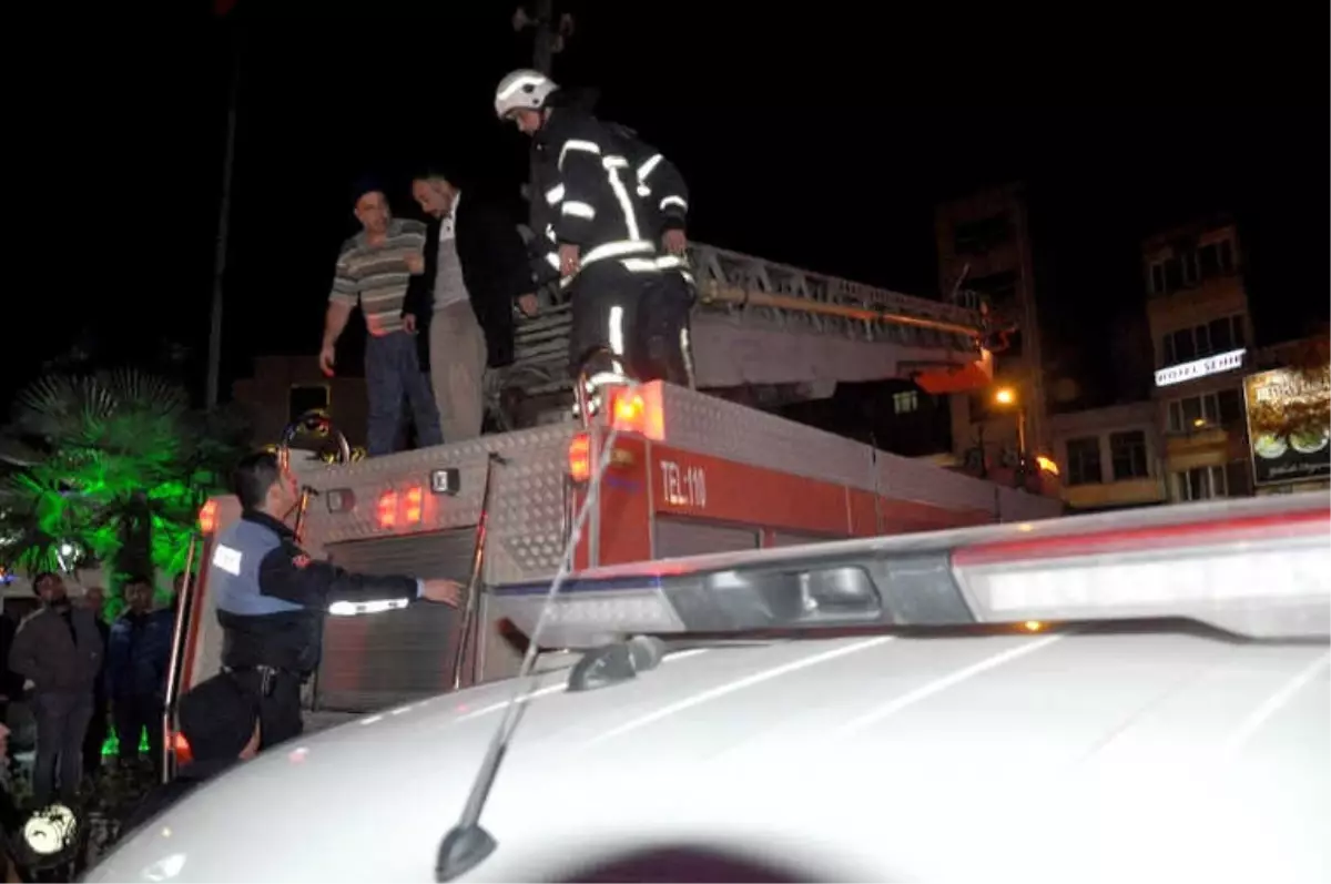 Elektrik Direğinden Atlamaya Kalktı