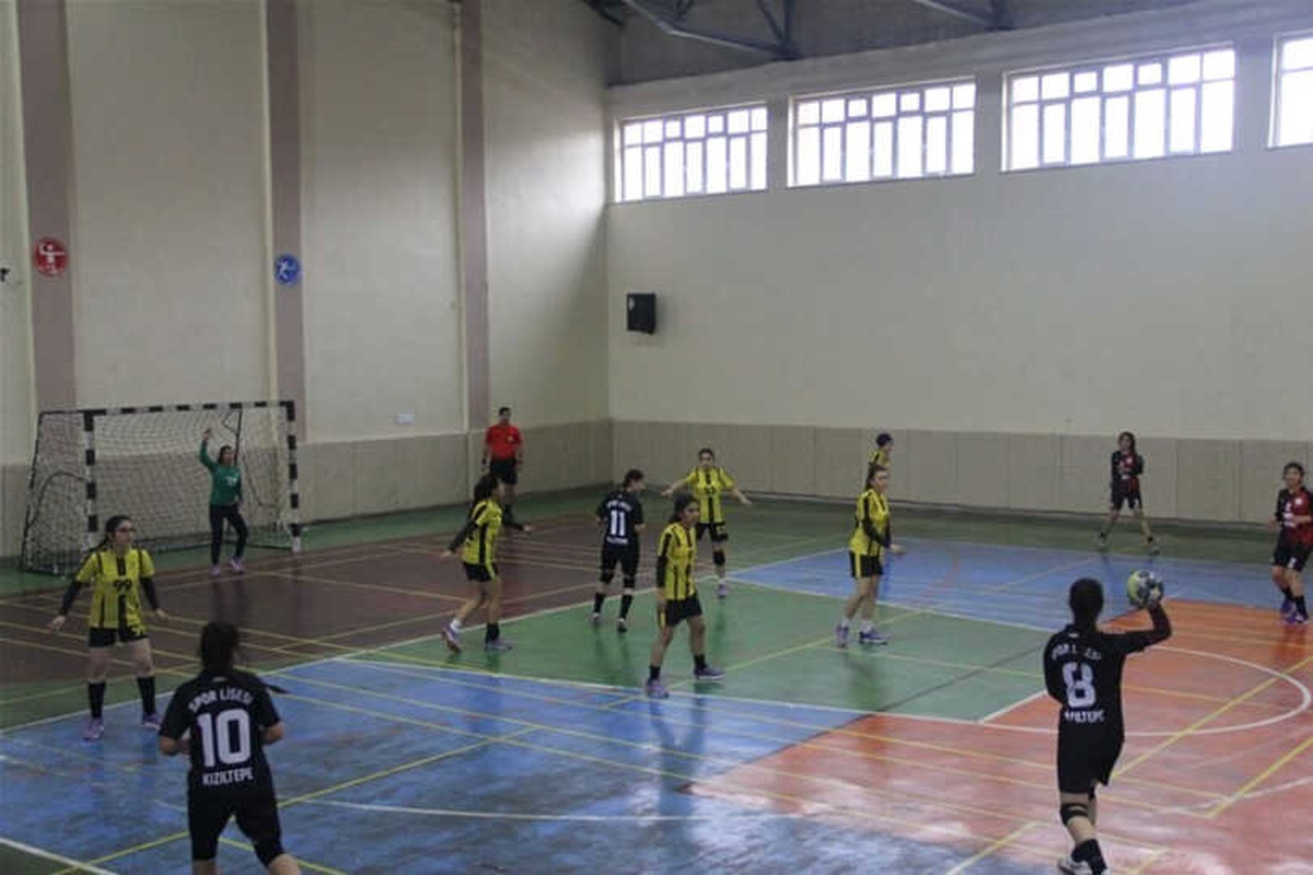 Hentbol Yarı Final Müsabakaları Başladı
