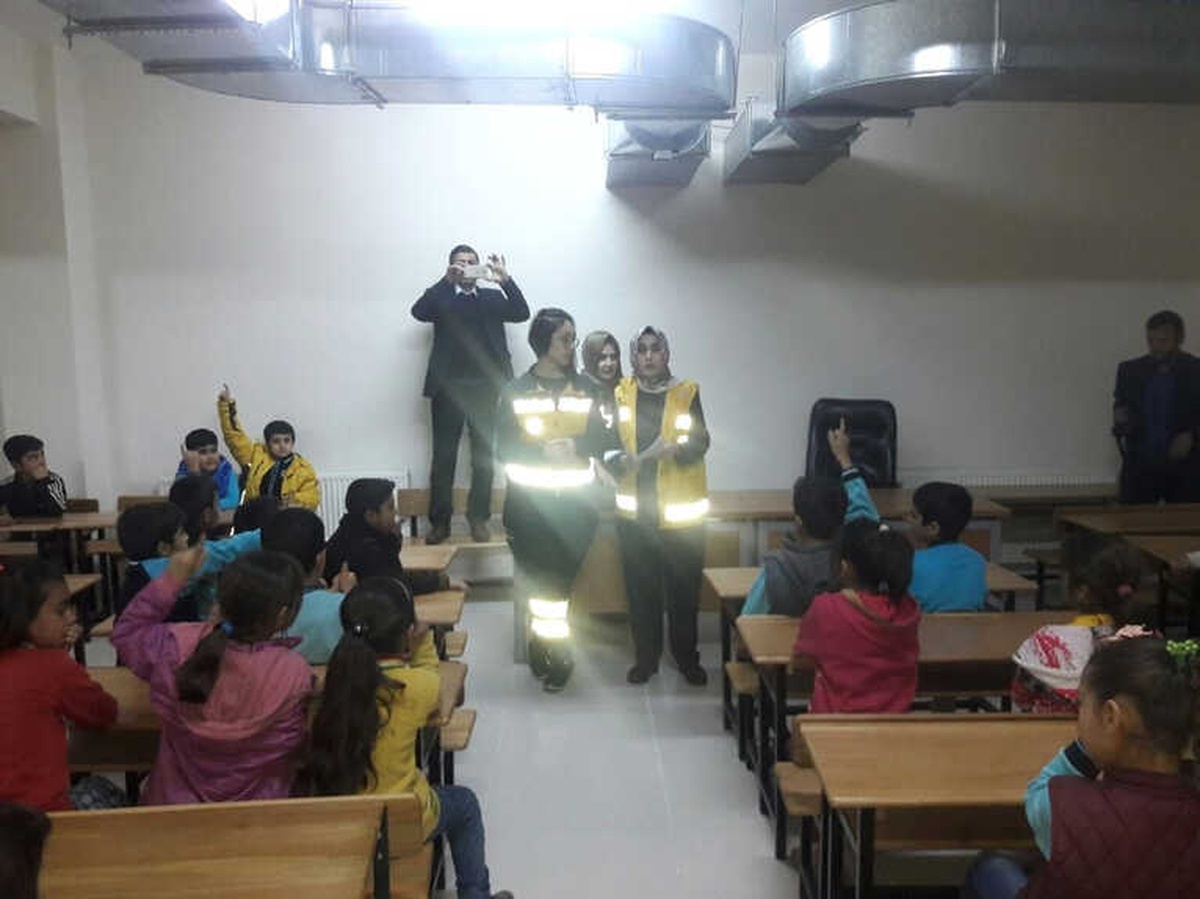 İlkokulu Öğrencilerine \'Yaşama Yol Ver\' Projesi Anlatıldı