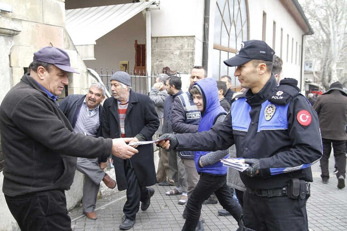 Kahramanmaraş Polisi Cuma Namazı Çıkışı Broşür Dağıttı