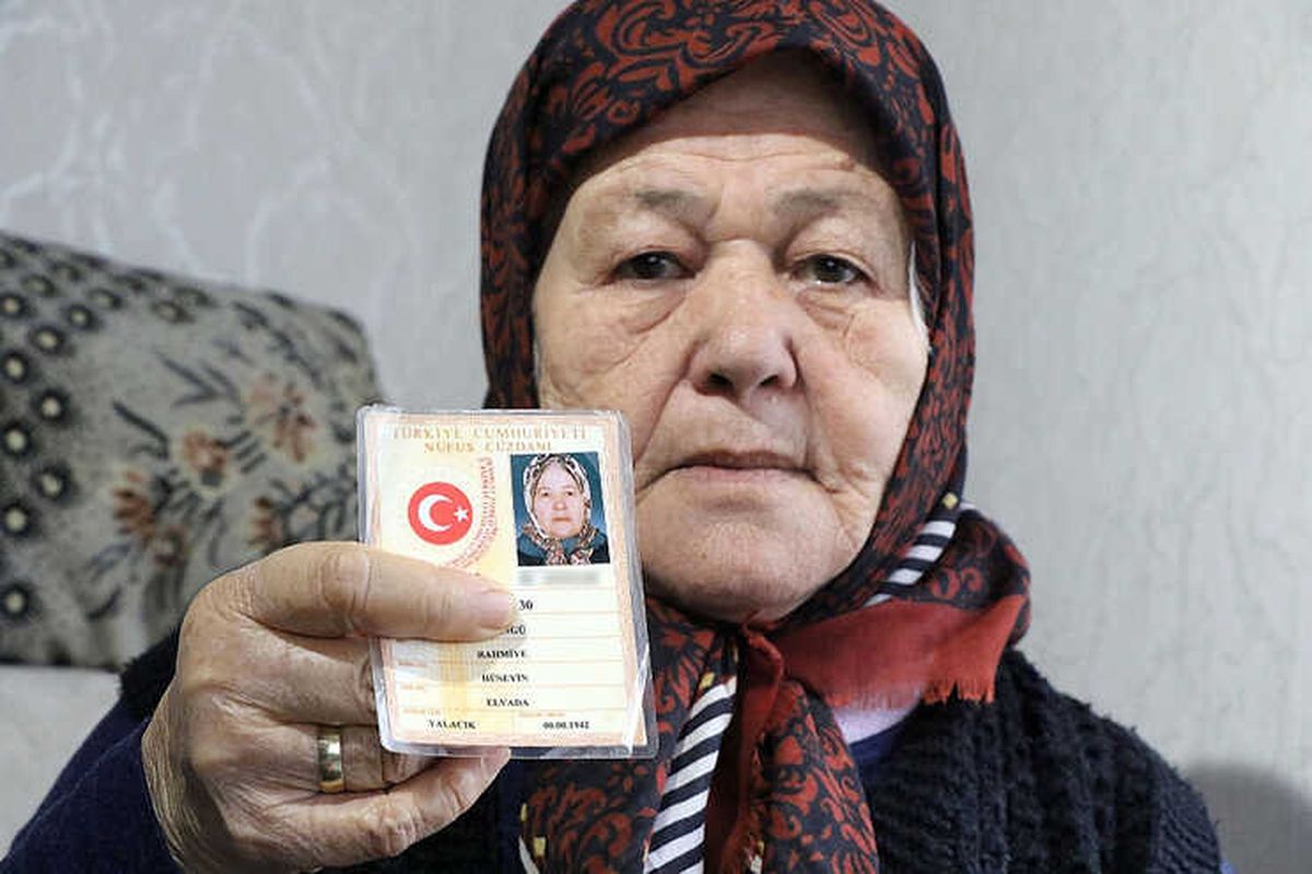 Kimliğinde Ay ve Gün Yazmıyor