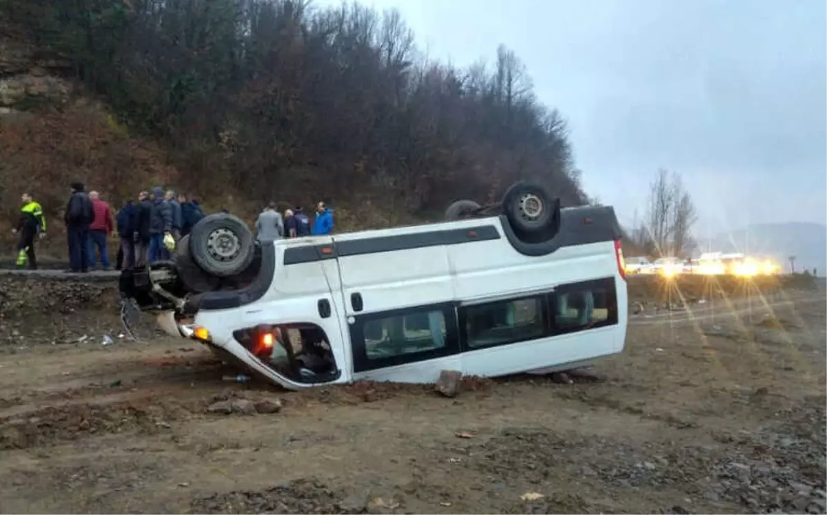 Madencileri Taşıyan Minibüs Takla Attı: 12 Yaralı