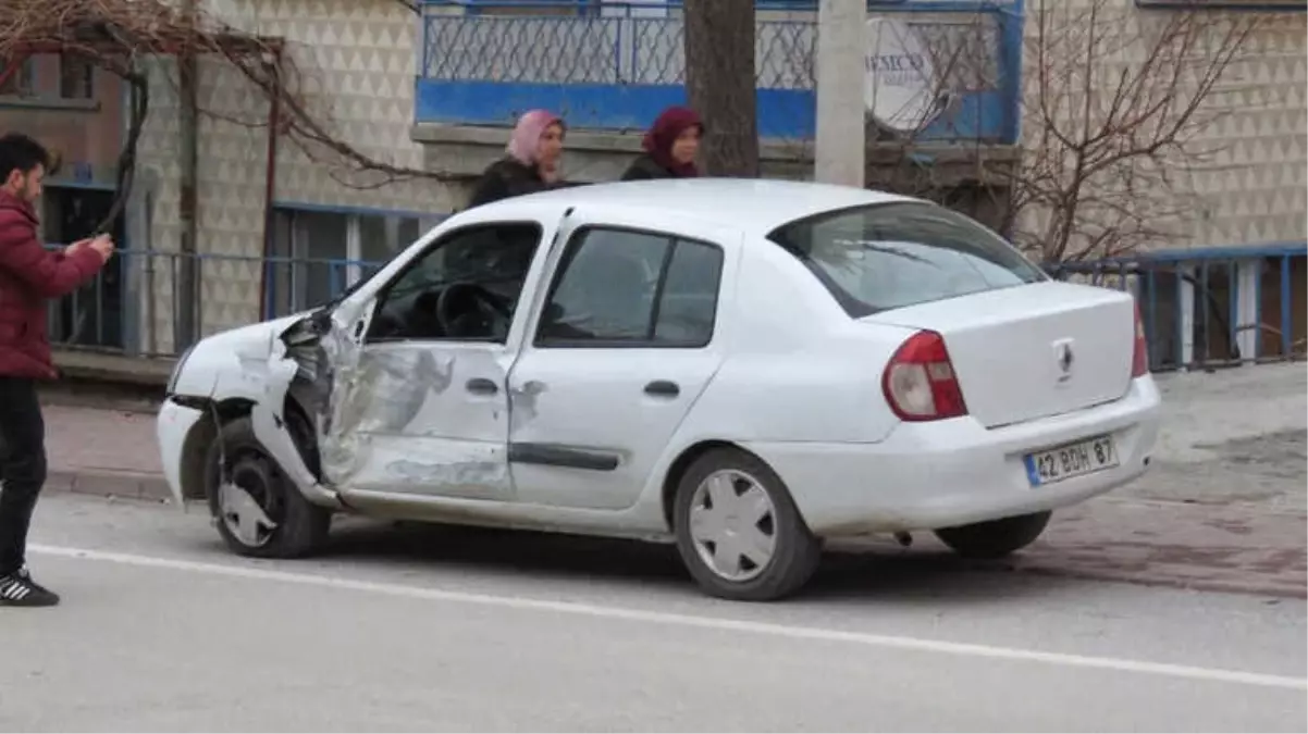 Okul Servisi ile Otomobilin Çarpıştığı Kaza Kamerada