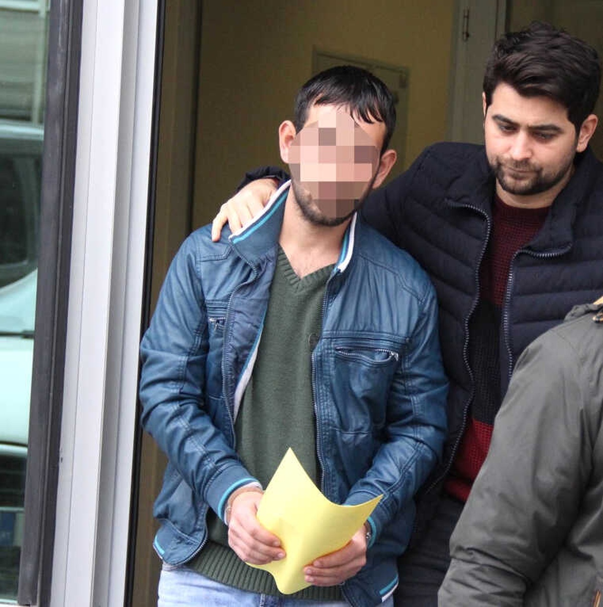 Polisi Görünce Uyuşturucuyu Yere Attı, Tutuklandı