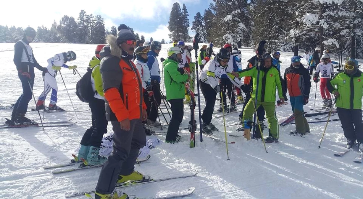 Sarıkamış\'ta Alp Disiplini ve Snowboard İl Birinciliği Yarışları Nefes Kesti
