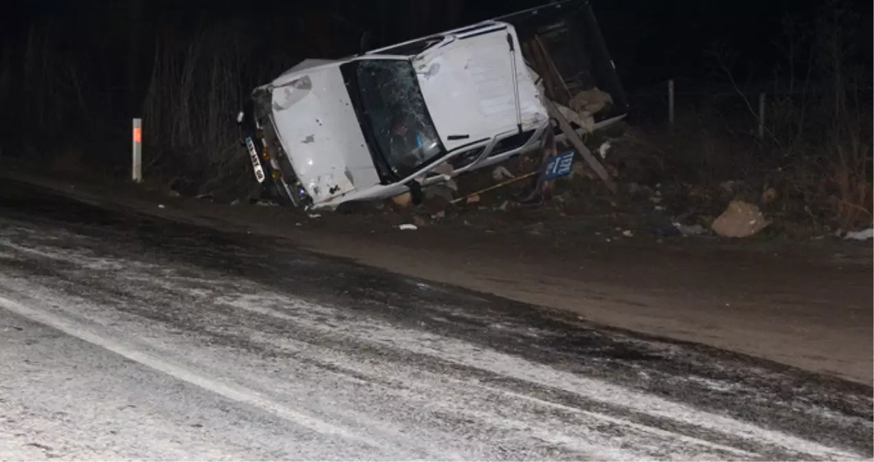 Tankerden Yola Dökülen Asit Kazaya Neden Oldu: 3 Yaralı