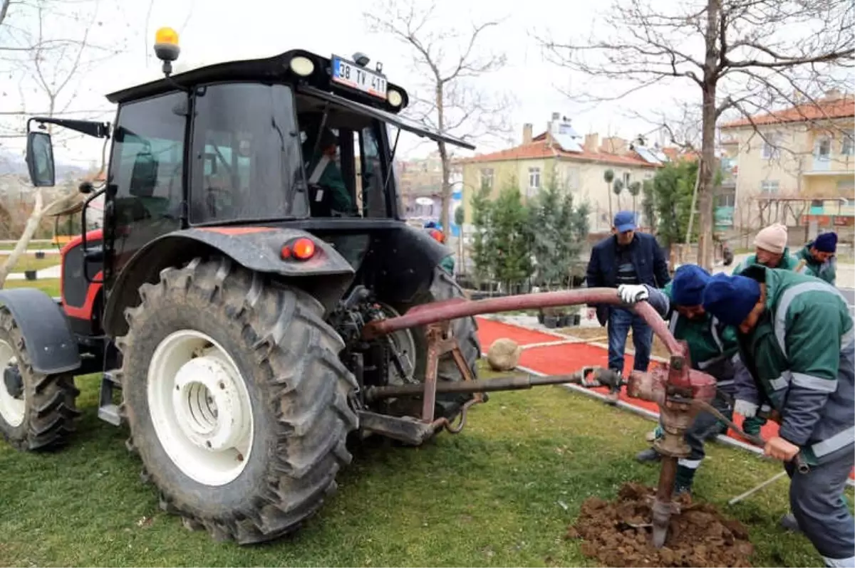 Yeni Yapılan Parklarda Peyzaj Çalışmaları Devam Ediyor