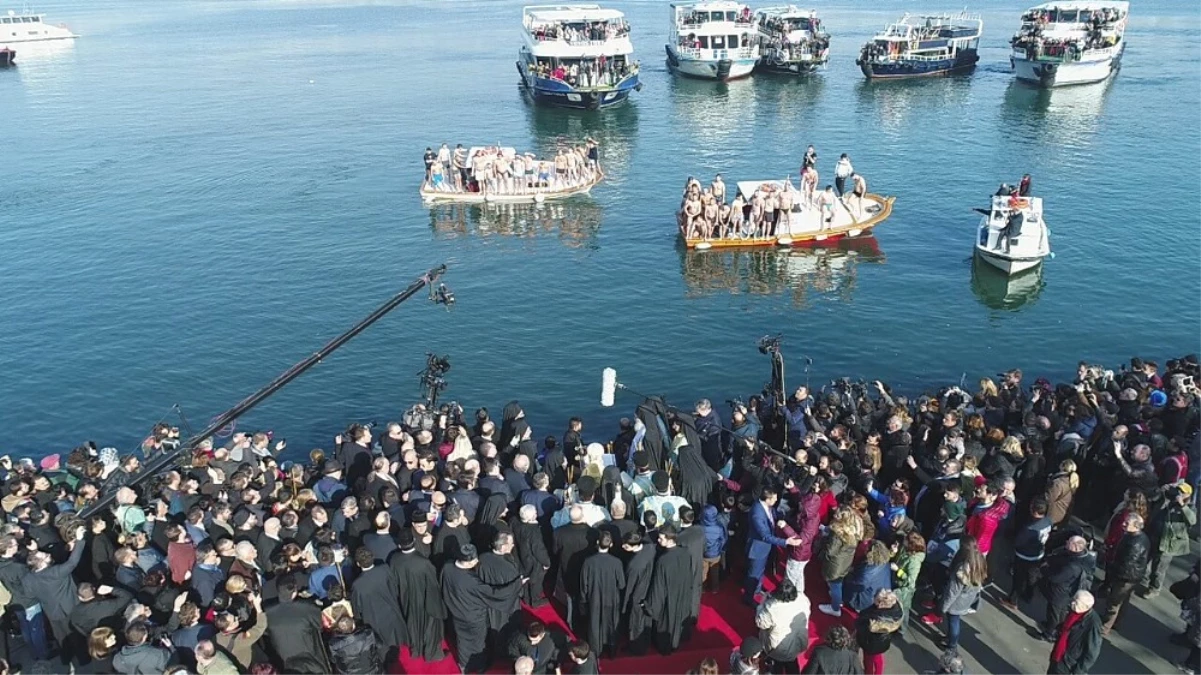Balat\'ta Denizden Haç Çıkarma Töreni Havadan Görüntülendi