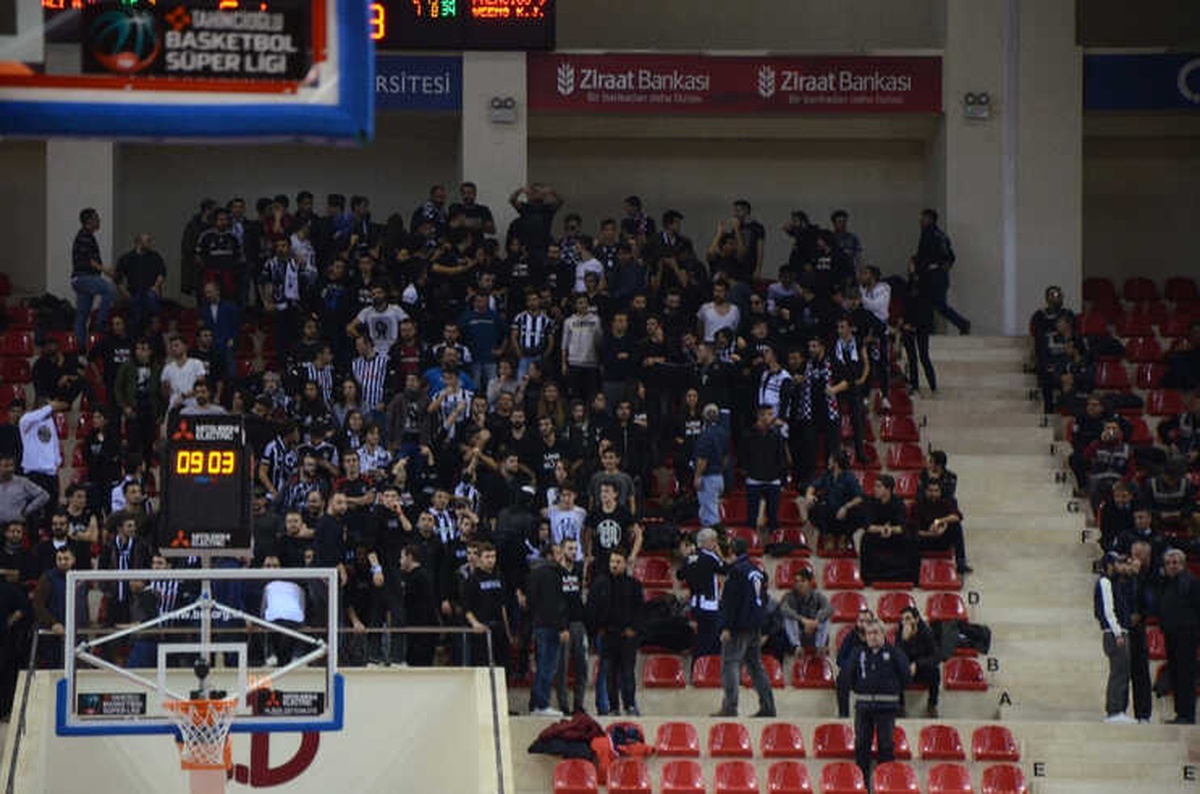 Basketbol Maçına Olaylar Damga Vurdu