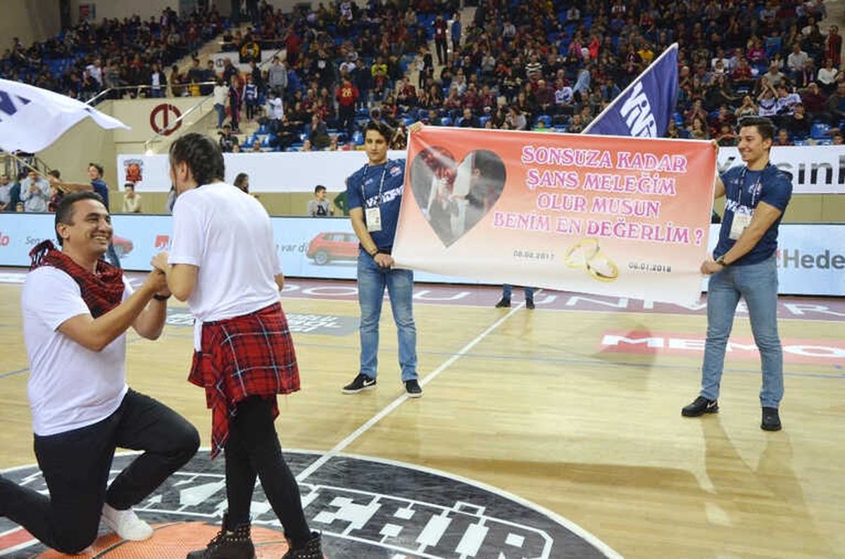 Basketbol Maçında Evlilik Teklifi